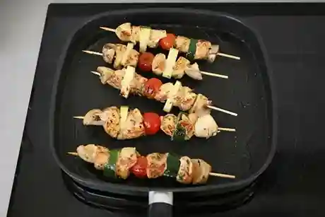 Brochetas pollo sartén
