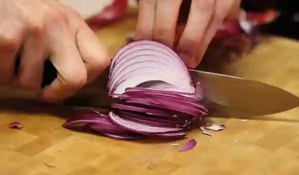 Corte de cebolla en juliana