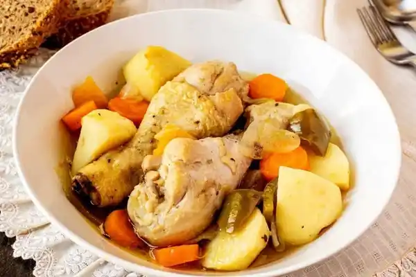 Guiso de pollo con zanahorias y patatas