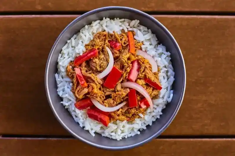 Pollo deshilachado con arroz basmati