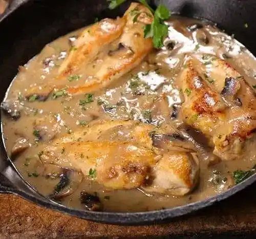 Pollo en salsa de champiñones