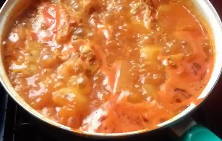 Pollo entomatado sofrito