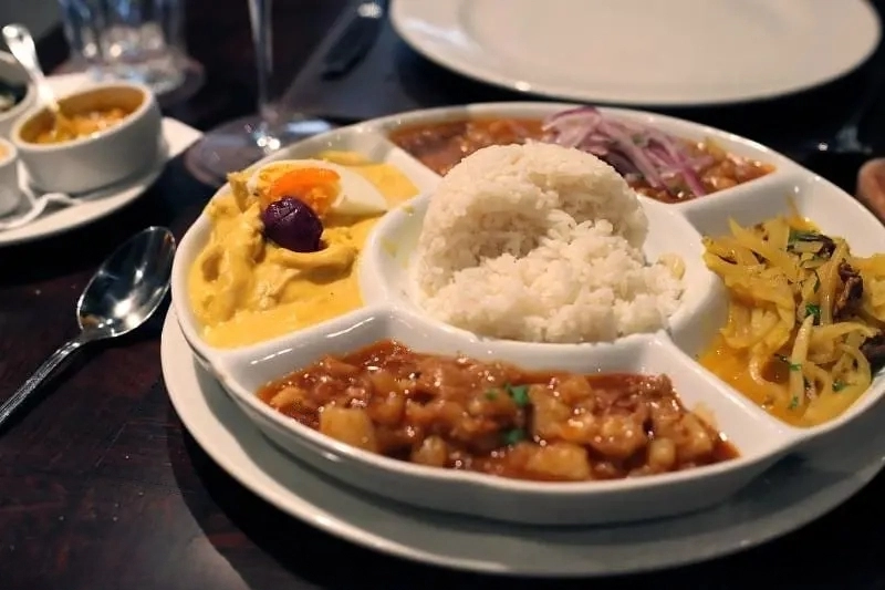Ají de gallina con acompañamiento