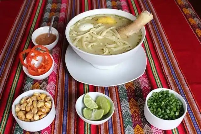 Caldo gallina con acompañamiento