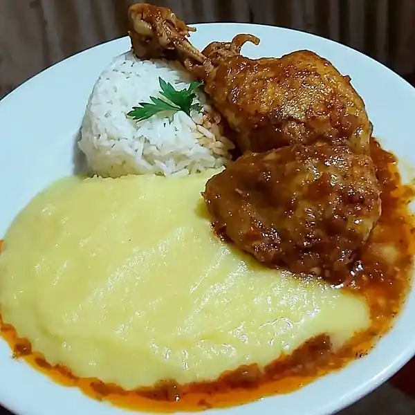 Pollo a la olla con puré de papas