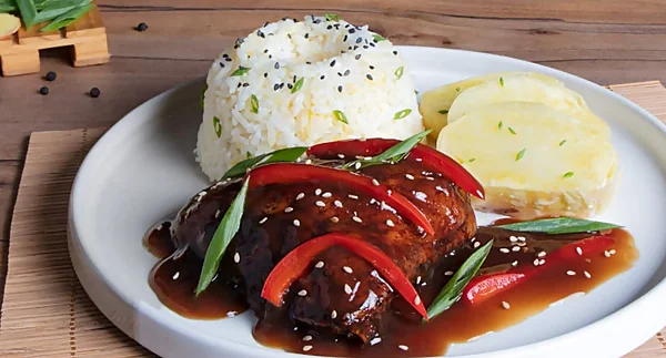 Pollo al sillao con guarniciones