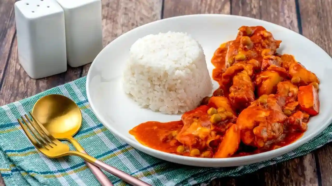 Pollo entomatado con arroz