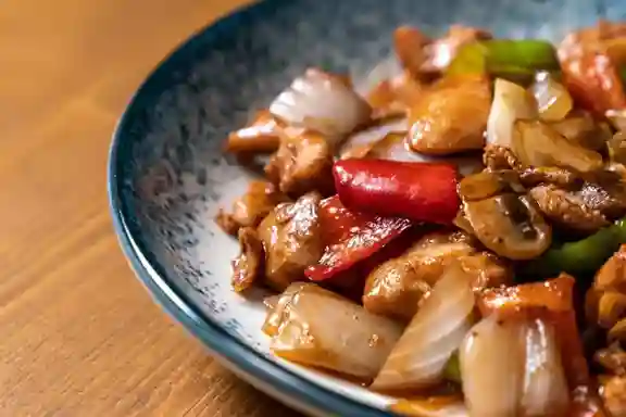 Pollo saltado en salsa de soja