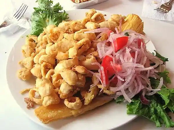 Chicharrón de pescado con ensalada