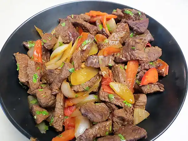 Lomo Saltado con cilantro