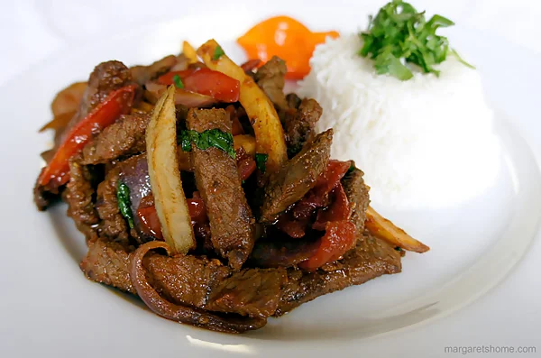 Lomo saltado con arroz y papas