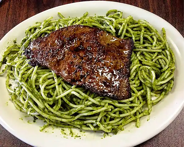 Tallarines verdes con bistec