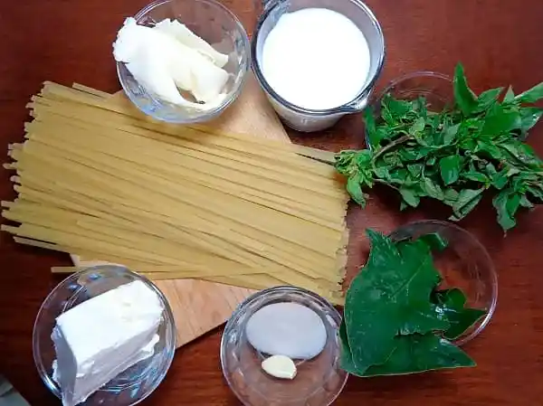 Tallarines verdes con espinacas y albahaca