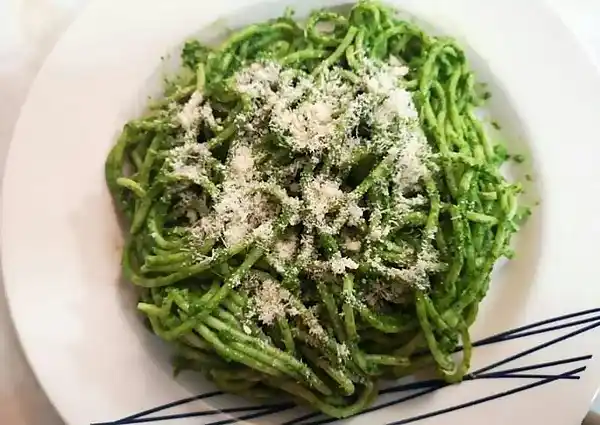 Tallarines verdes con queso rallado
