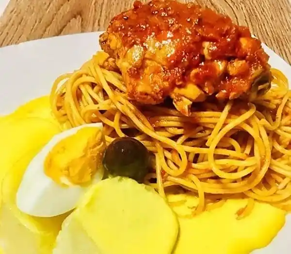 Tallarines rojos peruanos con pollo